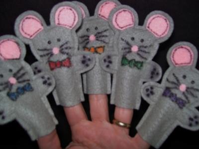 mouse finger puppet